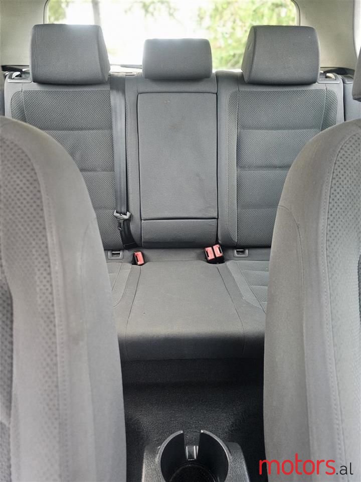 2004' Volkswagen Golf photo #4