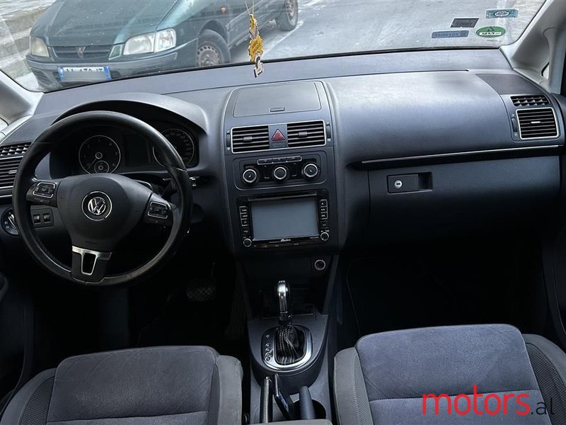 2011' Volkswagen Touran photo #4