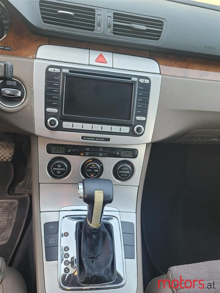 2008' Volkswagen Passat photo #5