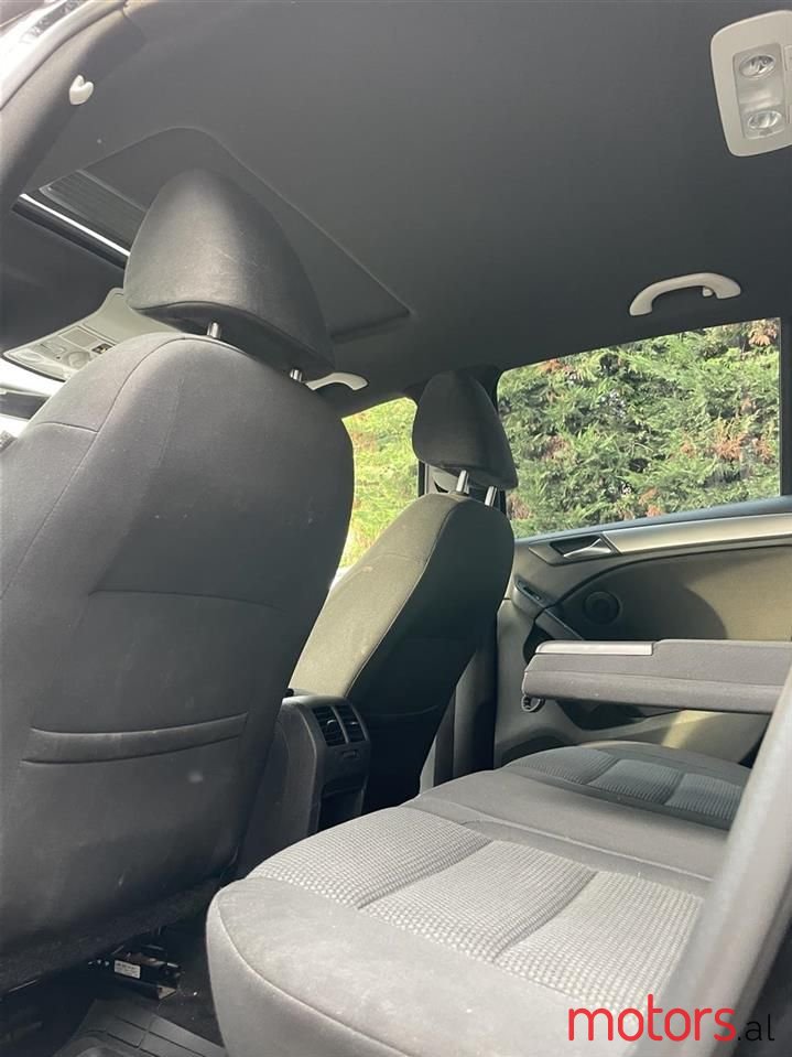 2011' Volkswagen Golf photo #2