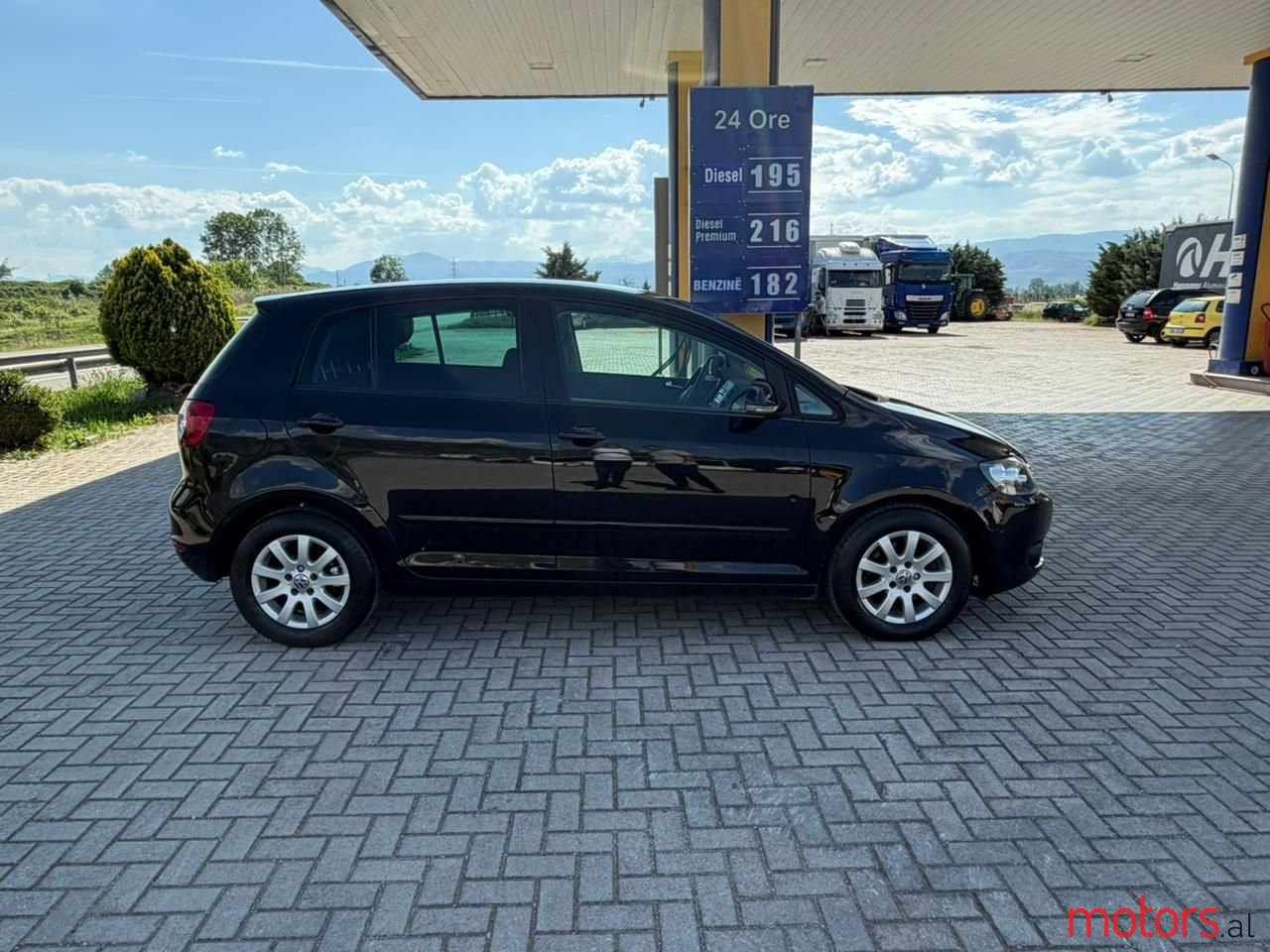 2011' Volkswagen Golf Plus photo #3