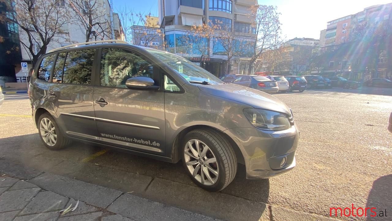 2011' Volkswagen Touran photo #1