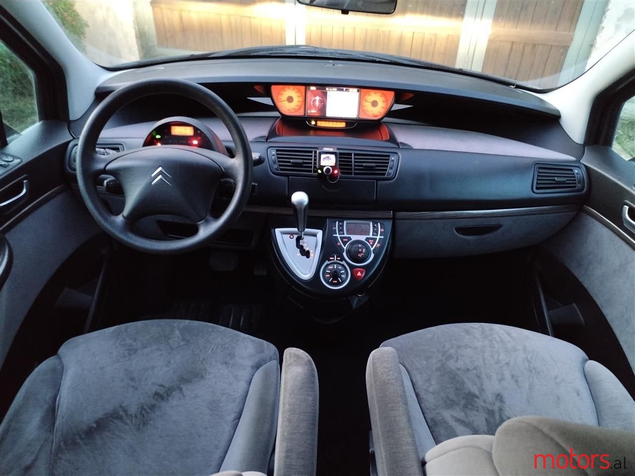 2008' Citroen C8 photo #3