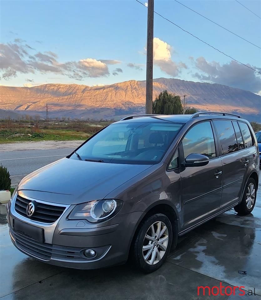 2010' Volkswagen Touran photo #1