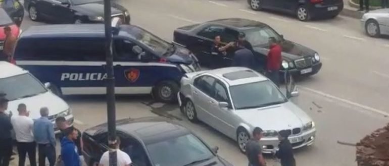 Furgoni i policisë përplaset me BENZ-in, plagosen dy persona