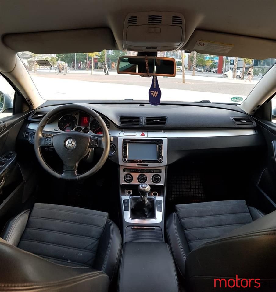 2009' Volkswagen Passat photo #3