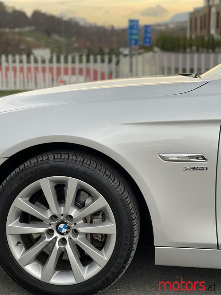 2011' BMW 530 photo #2