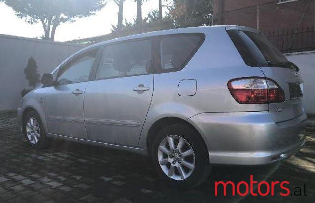 2005' Toyota Avensis Verso photo #1