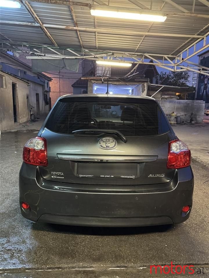 2011' Toyota Auris photo #1