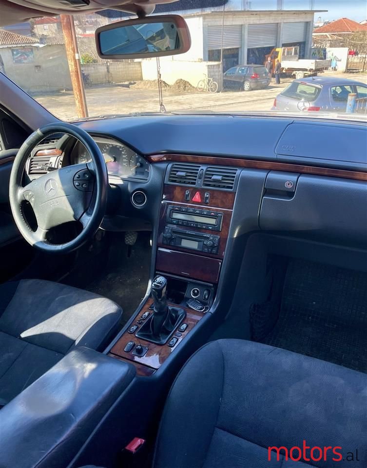 2000' Mercedes-Benz E 220 photo #2