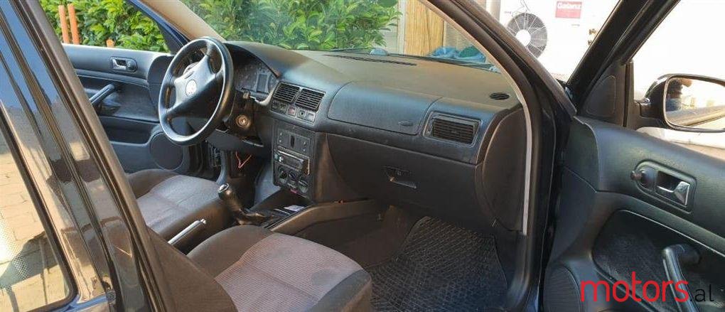 2001' Volkswagen Golf photo #1