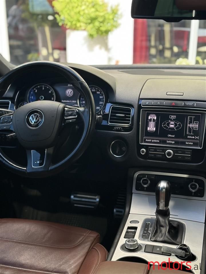 2016' Volkswagen Touareg photo #4