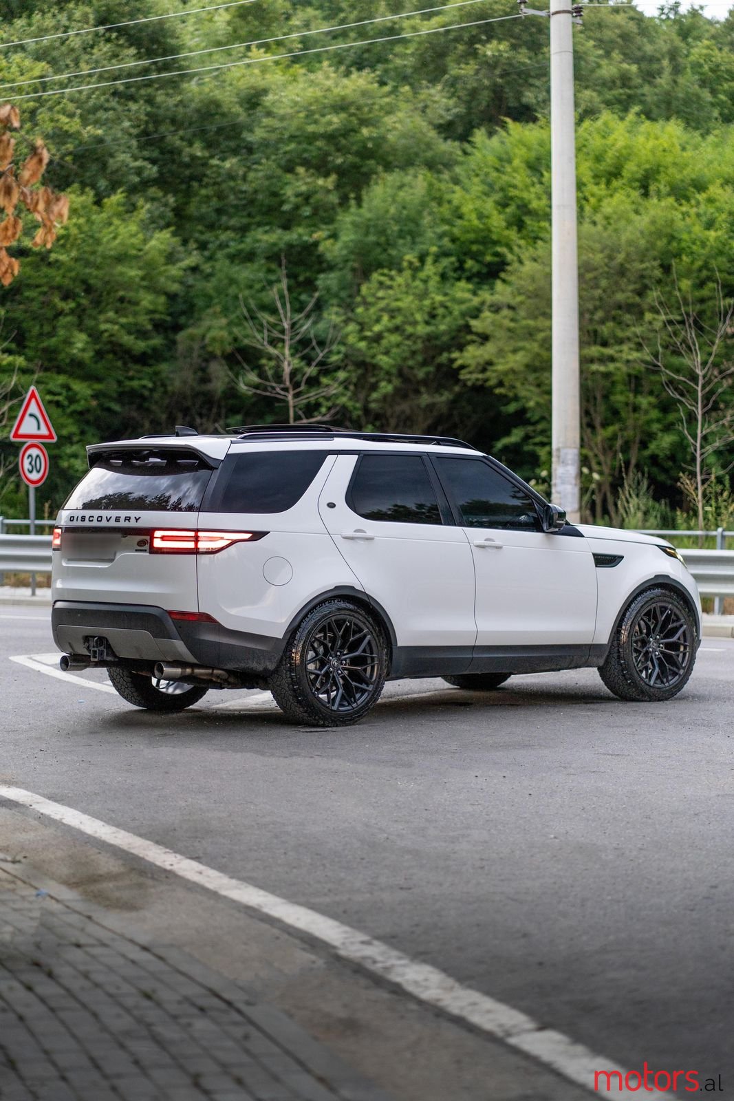 2018' Land Rover Discovery photo #2