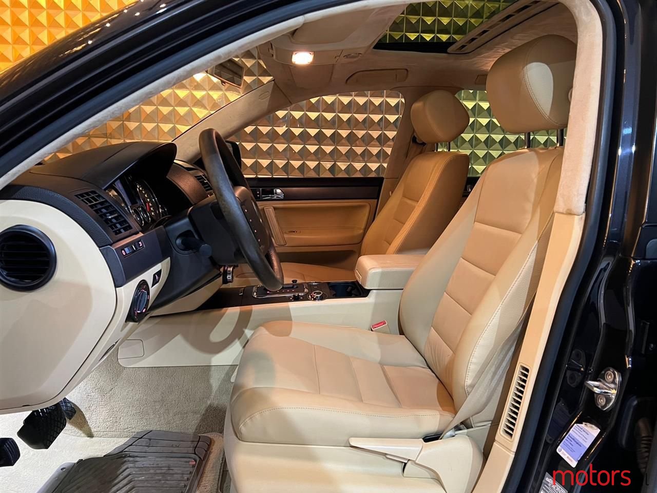 2005' Volkswagen Touareg photo #3