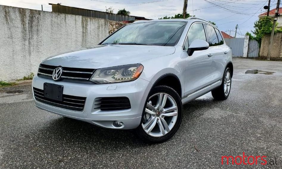 2011' Volkswagen Touareg photo #1