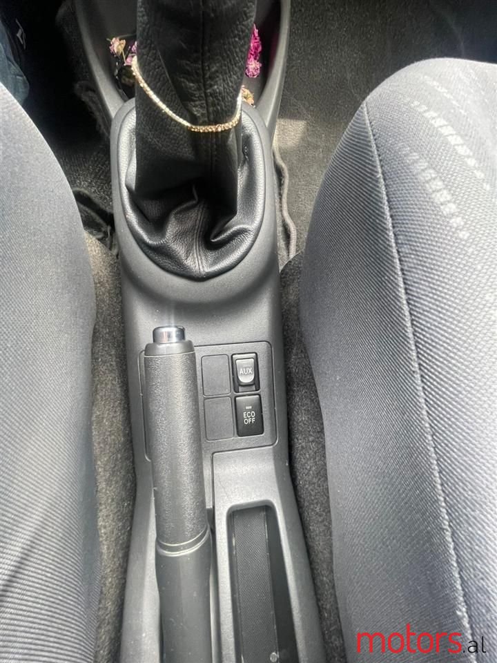 2010' Toyota Yaris photo #4