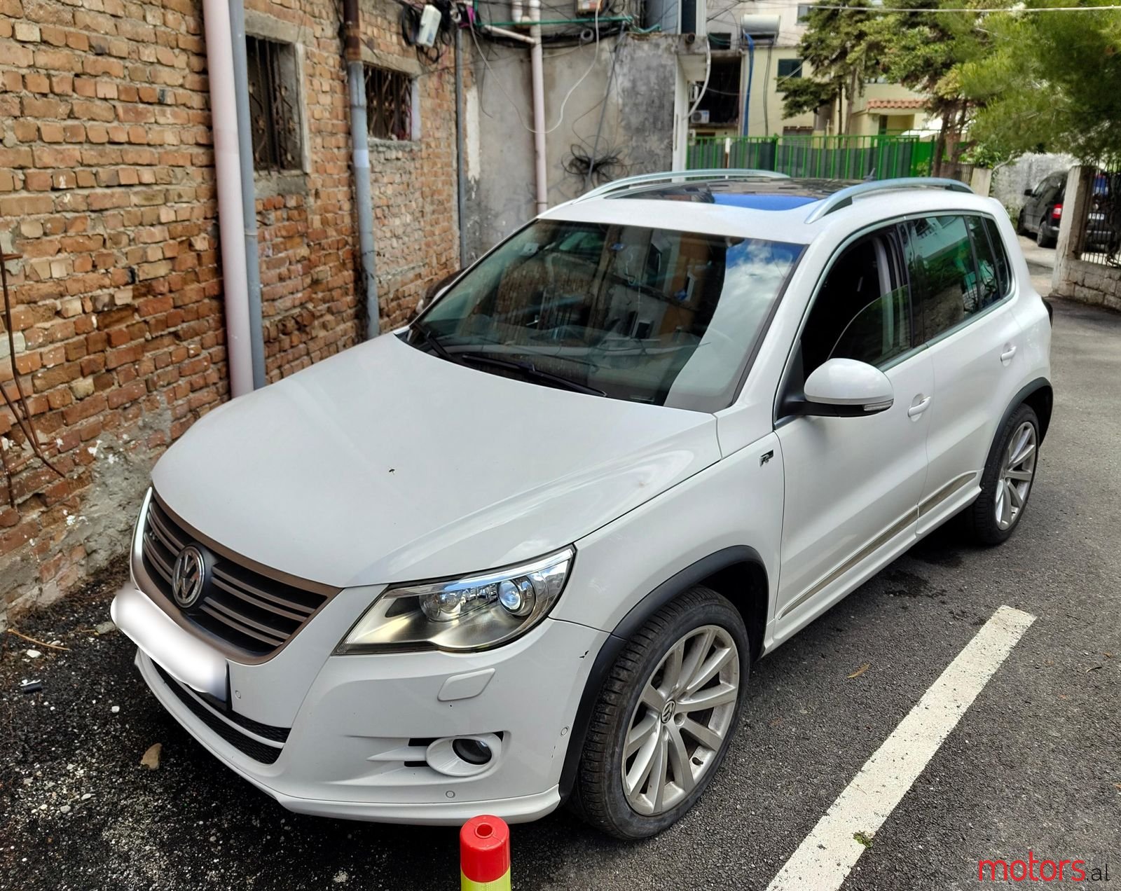 2011' Volkswagen Tiguan photo #3