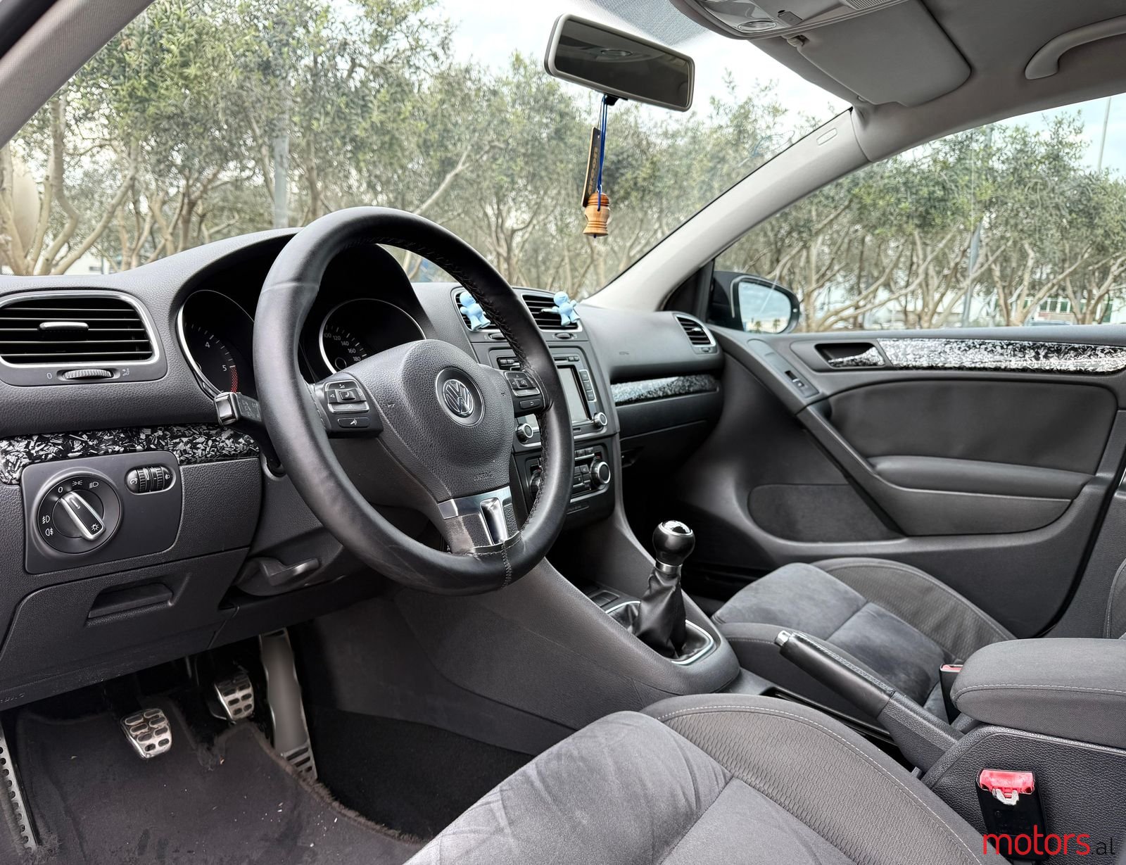 2010' Volkswagen Golf photo #2