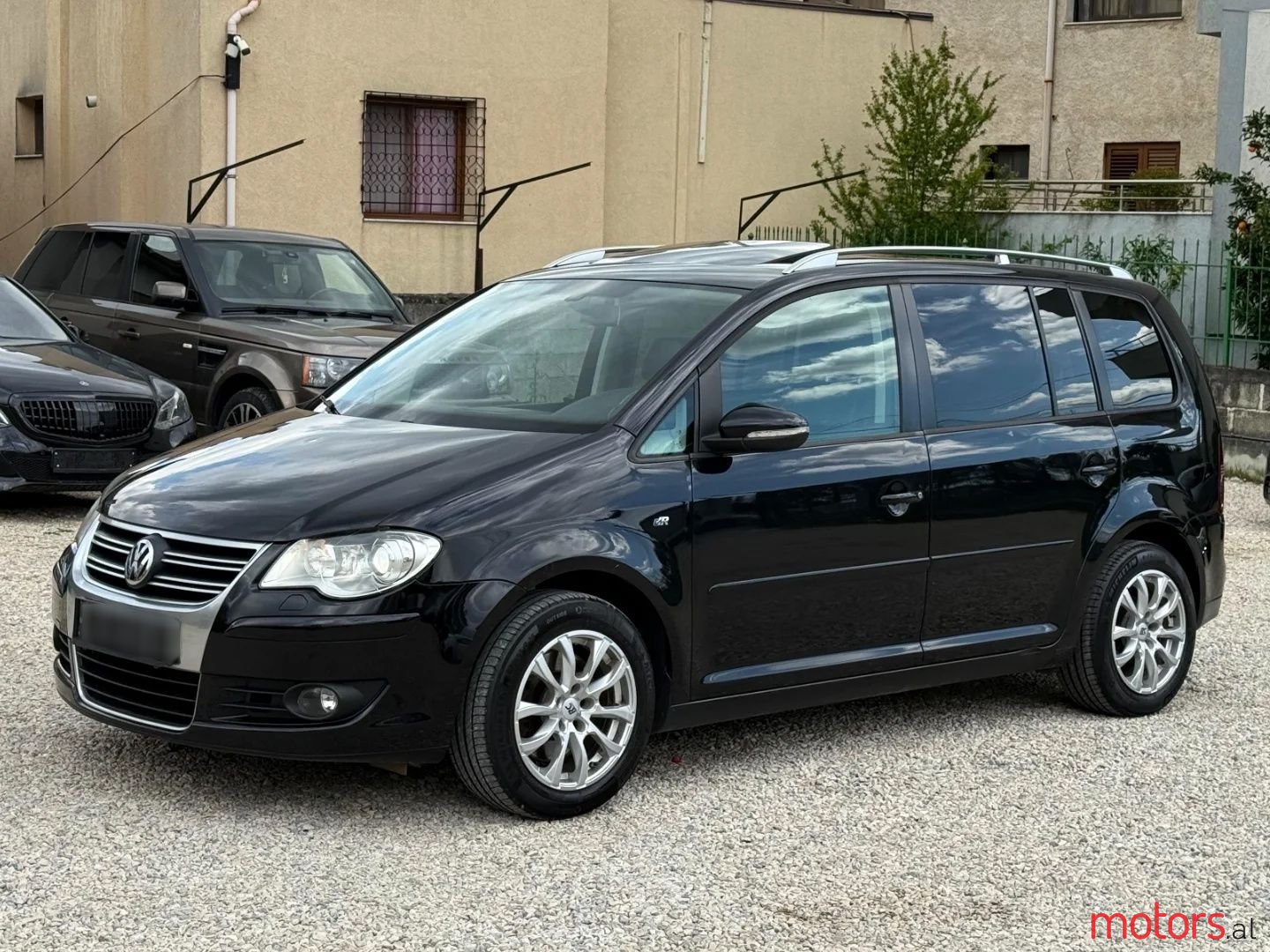 2010' Volkswagen Touran photo #1