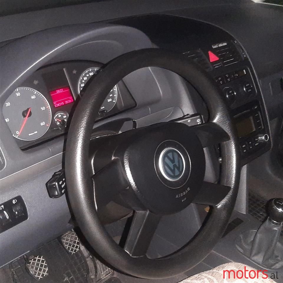 2006' Volkswagen Touran photo #2