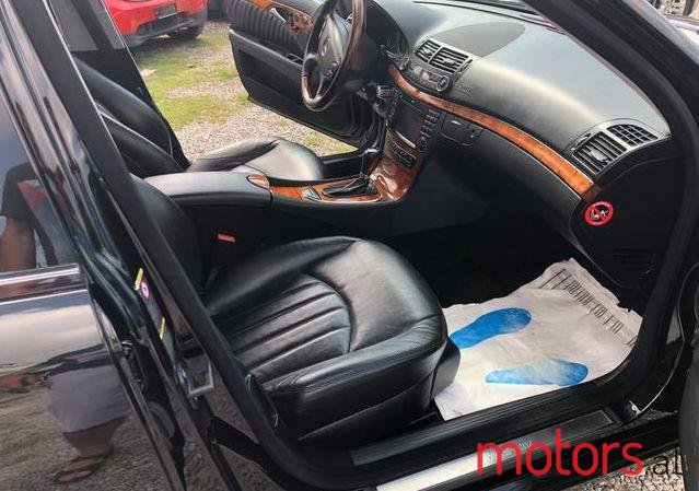 2009' Mercedes-Benz E-Class photo #2