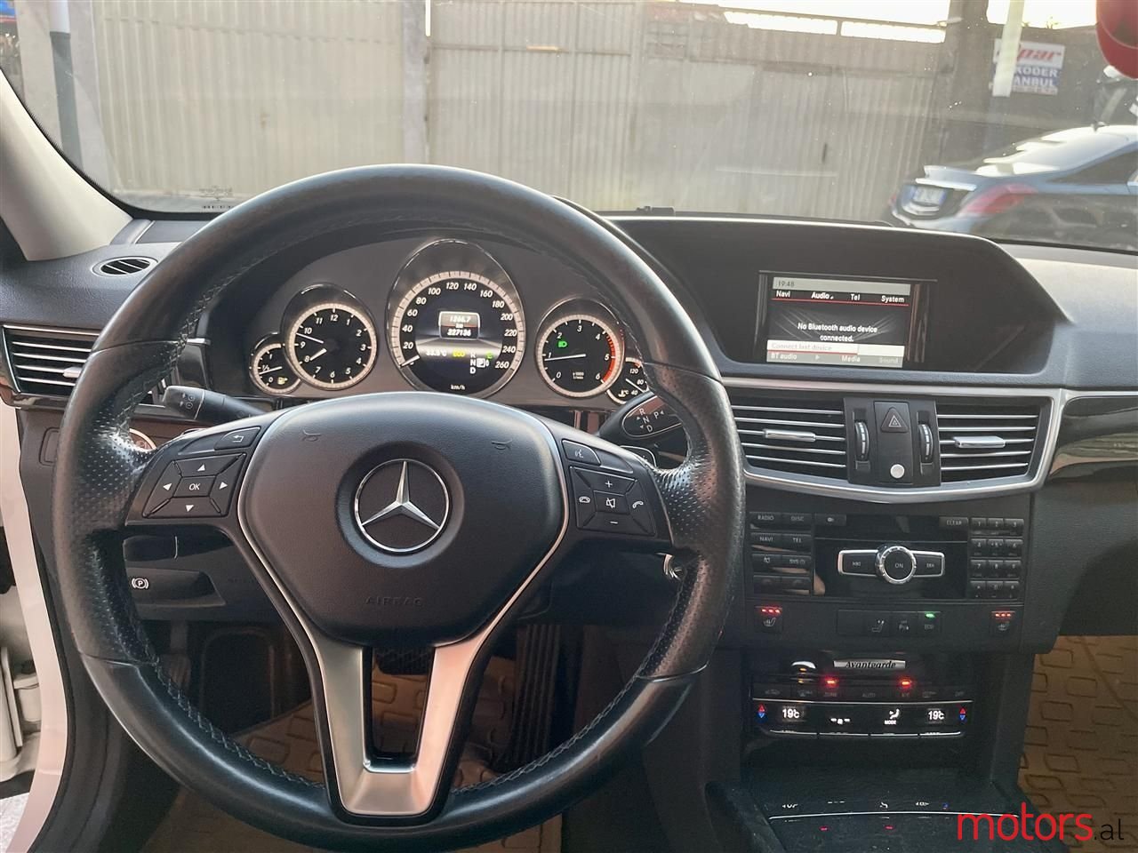 2013' Mercedes-Benz E 200 photo #3