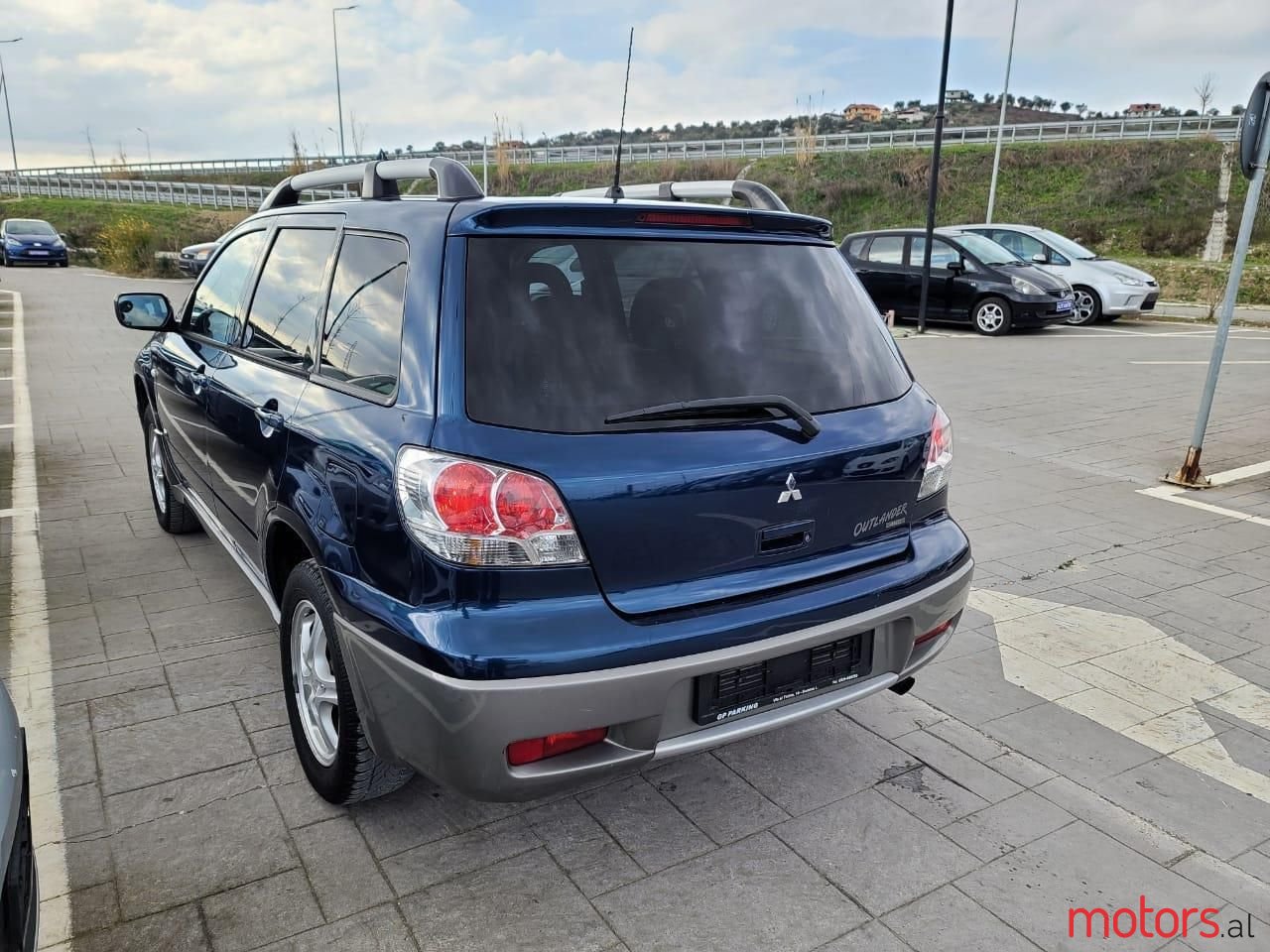 2005' Mitsubishi Outlander photo #2