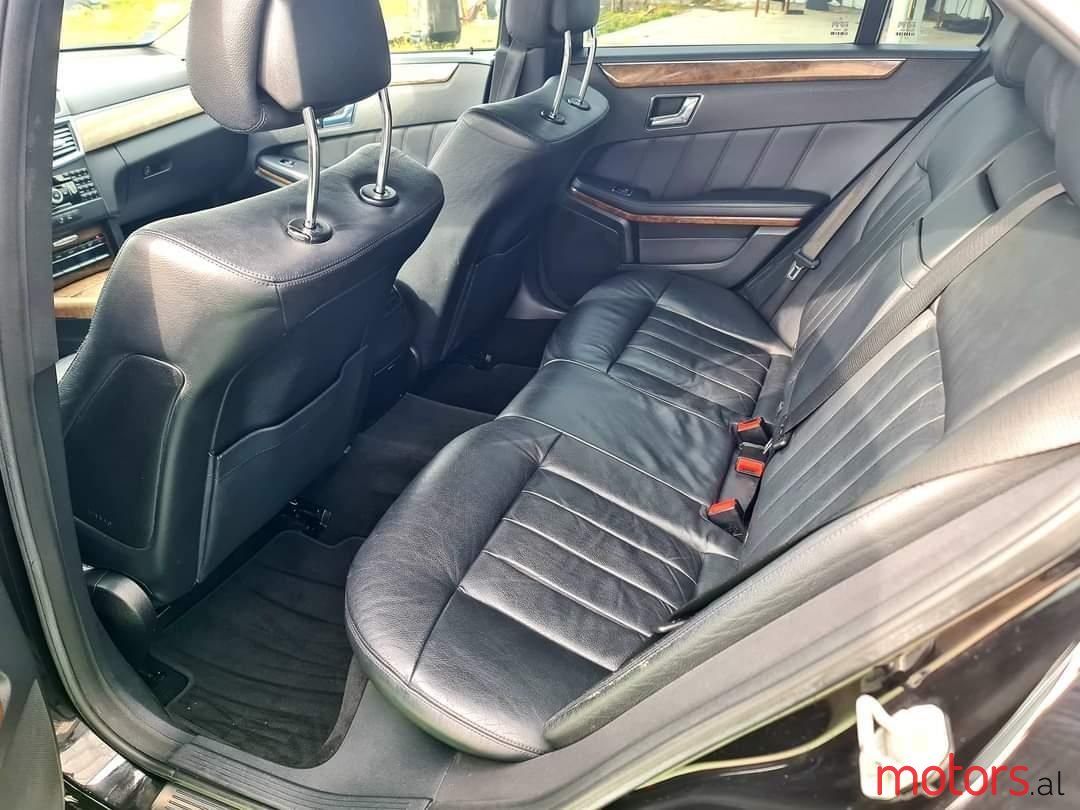 2010' Mercedes-Benz E 300 photo #2