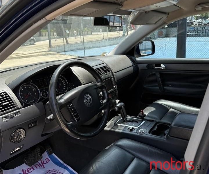 2005' Volkswagen Touareg photo #2