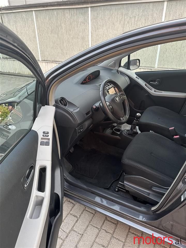 2010' Toyota Yaris photo #6