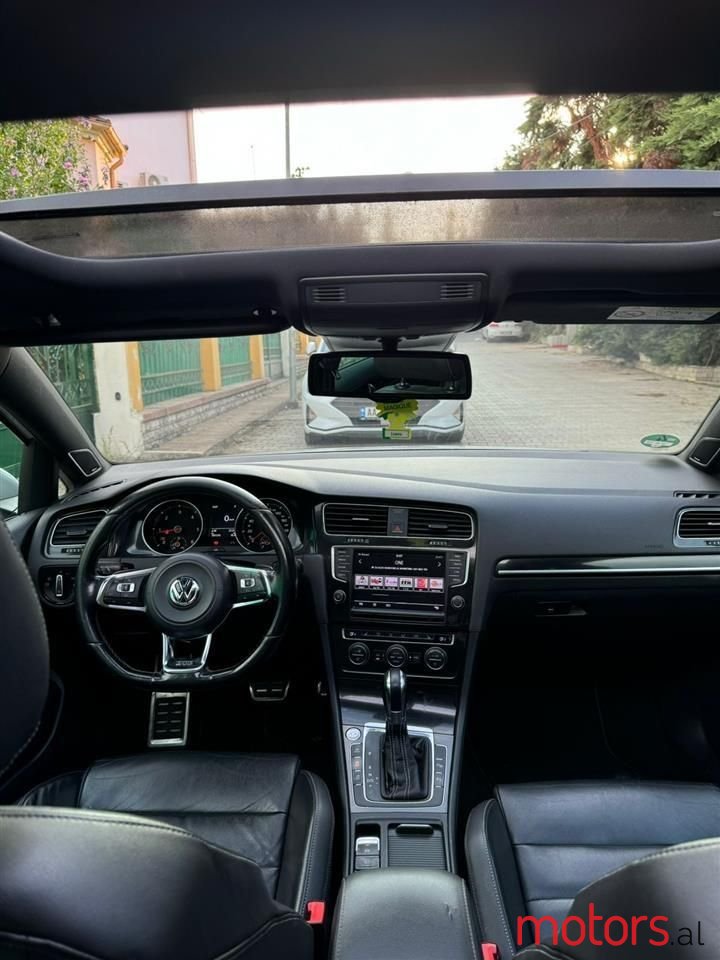 2015' Volkswagen Golf photo #2