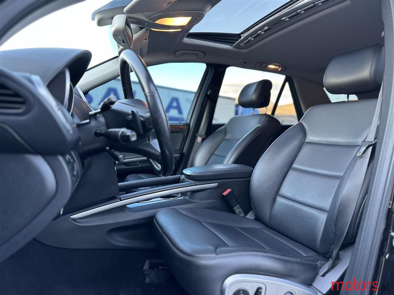 2011' Mercedes-Benz 350 photo #5