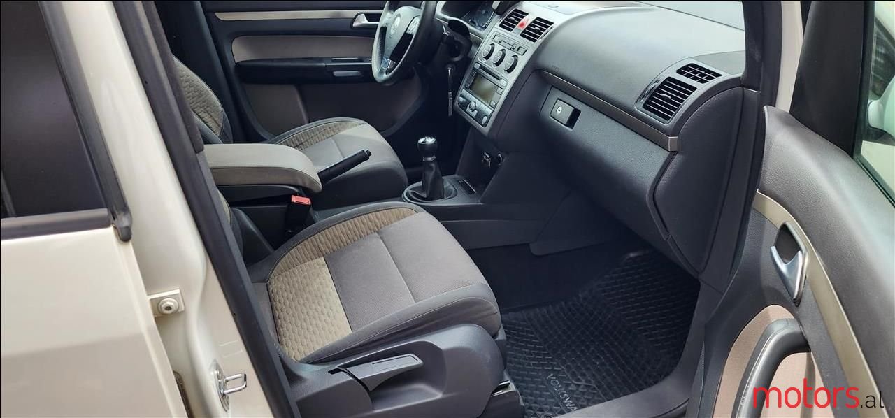 2008' Volkswagen Touran photo #2