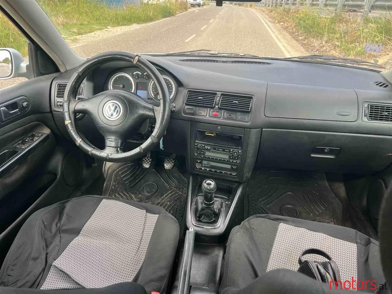 2002' Volkswagen Golf photo #5