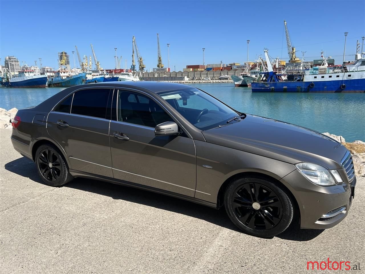 2011' Mercedes-Benz E 220 photo #1