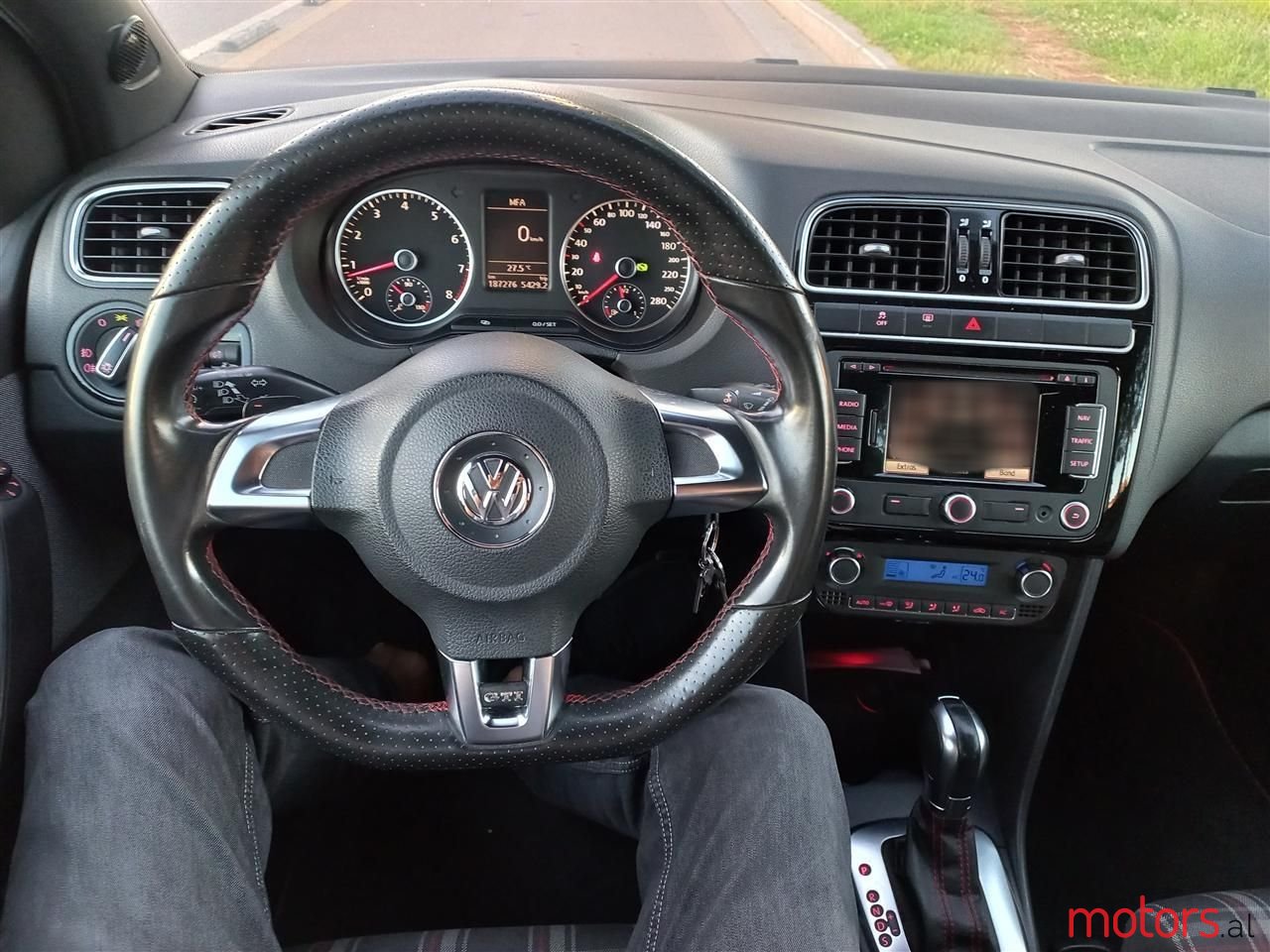 2011' Volkswagen Polo photo #6