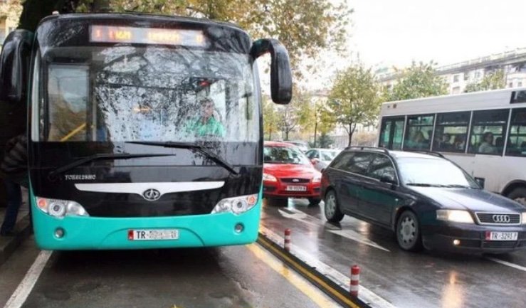 Shoqata e transportit: Të rritet çmimi i biletës së autobusit në 80 lekë