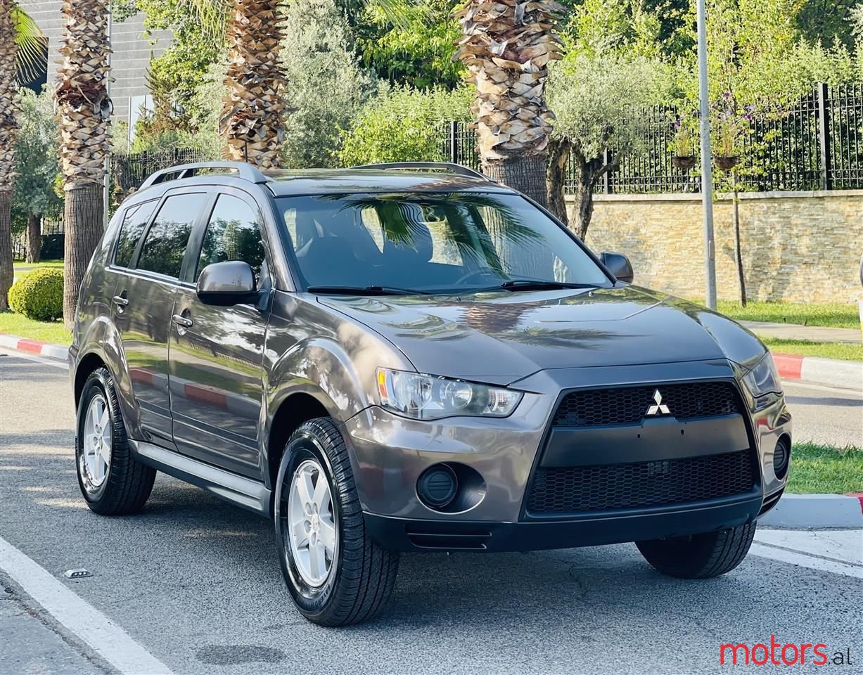 2010' Mitsubishi Outlander photo #1