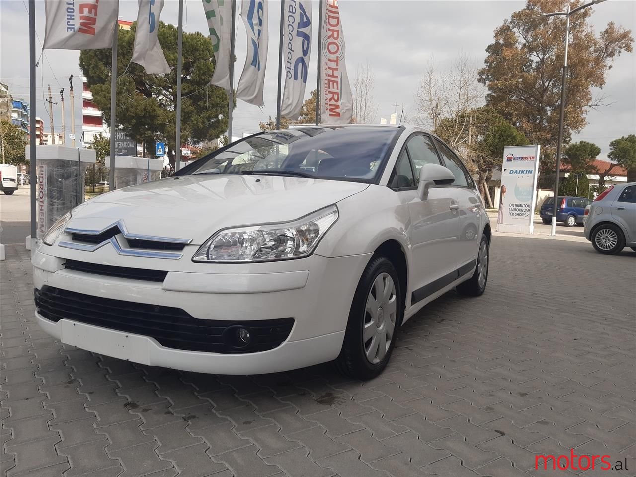 2008' Citroen C4 photo #2