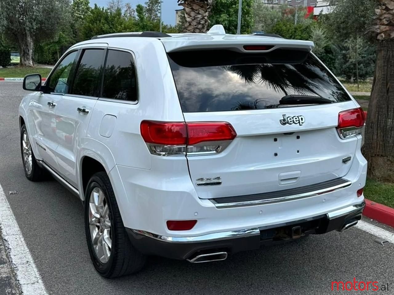2015' Jeep Grand Cherokee photo #3