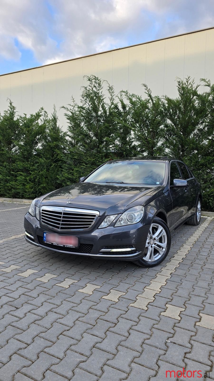 2011' Mercedes-Benz E 300 photo #1