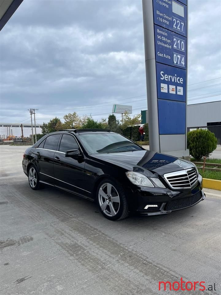 2011' Mercedes-Benz E 350 photo #1