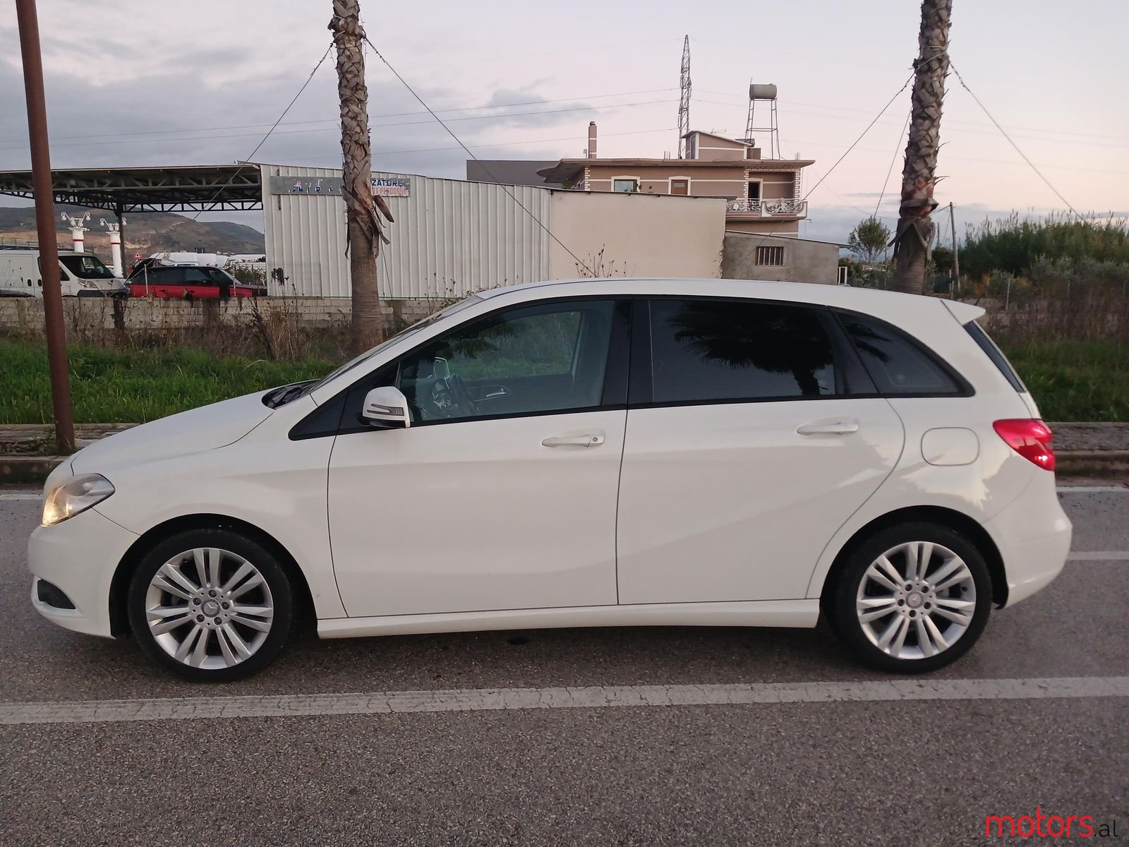 2013' Mercedes-Benz B 180 photo #4