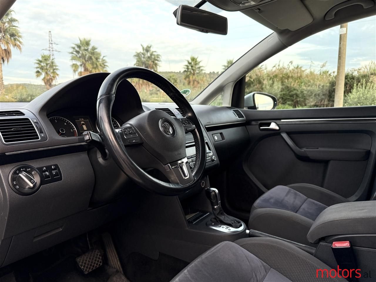 2011' Volkswagen Touran photo #4