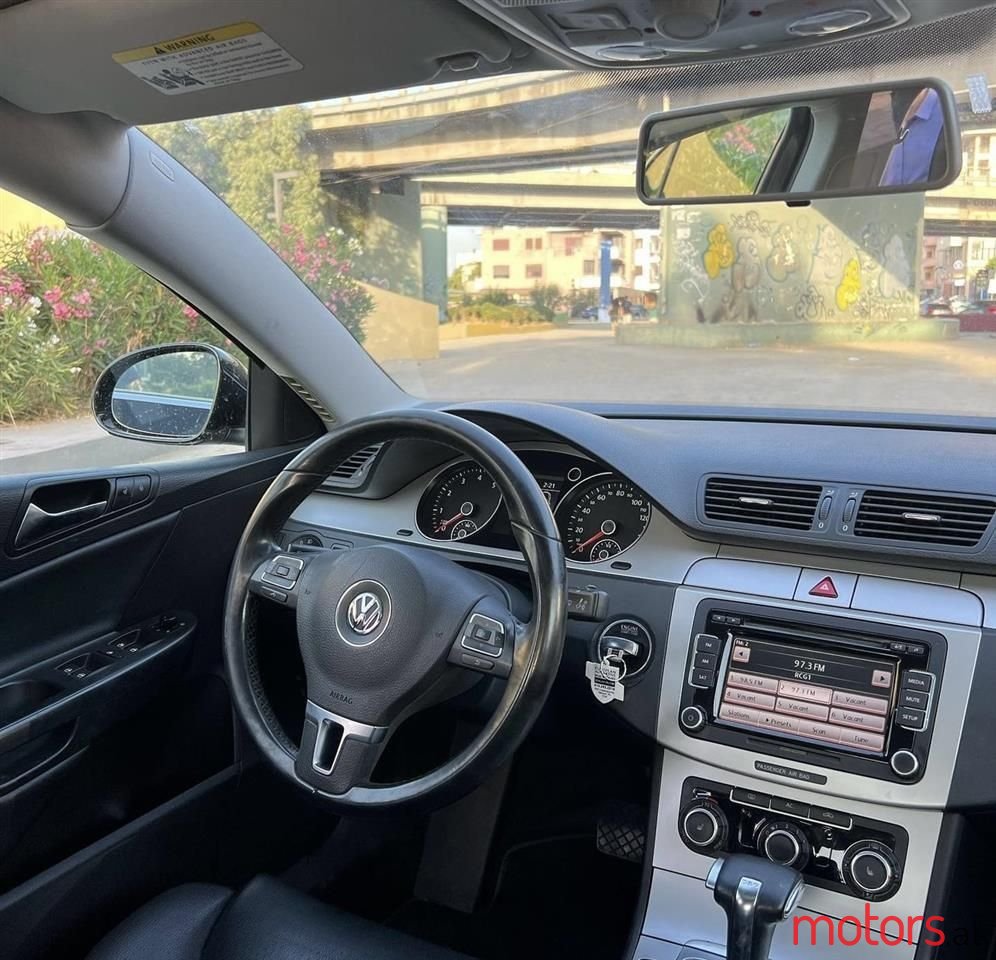 2010' Volkswagen Passat photo #2