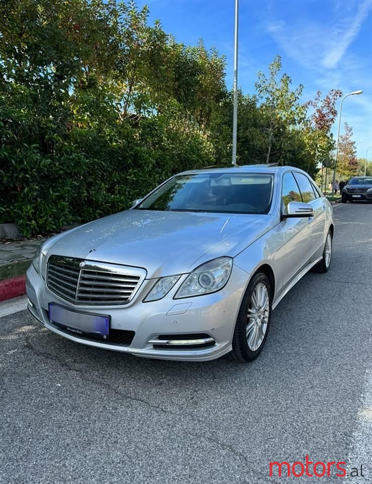 2011' Mercedes-Benz E 300 photo #1