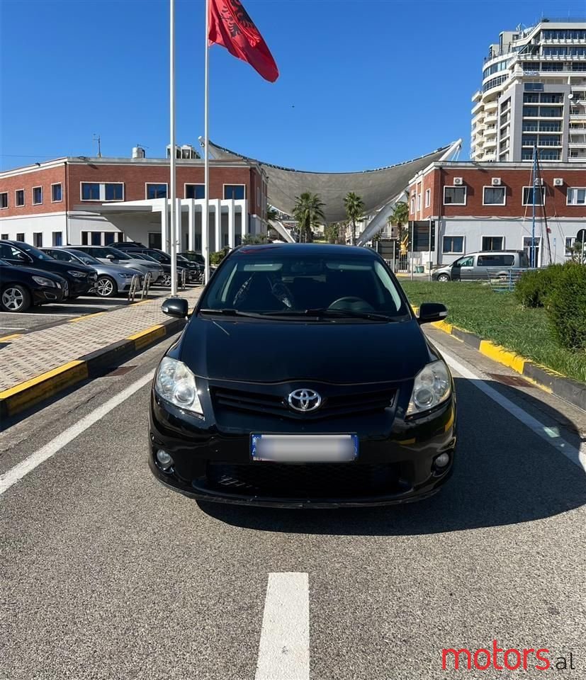 2011' Toyota Auris photo #3