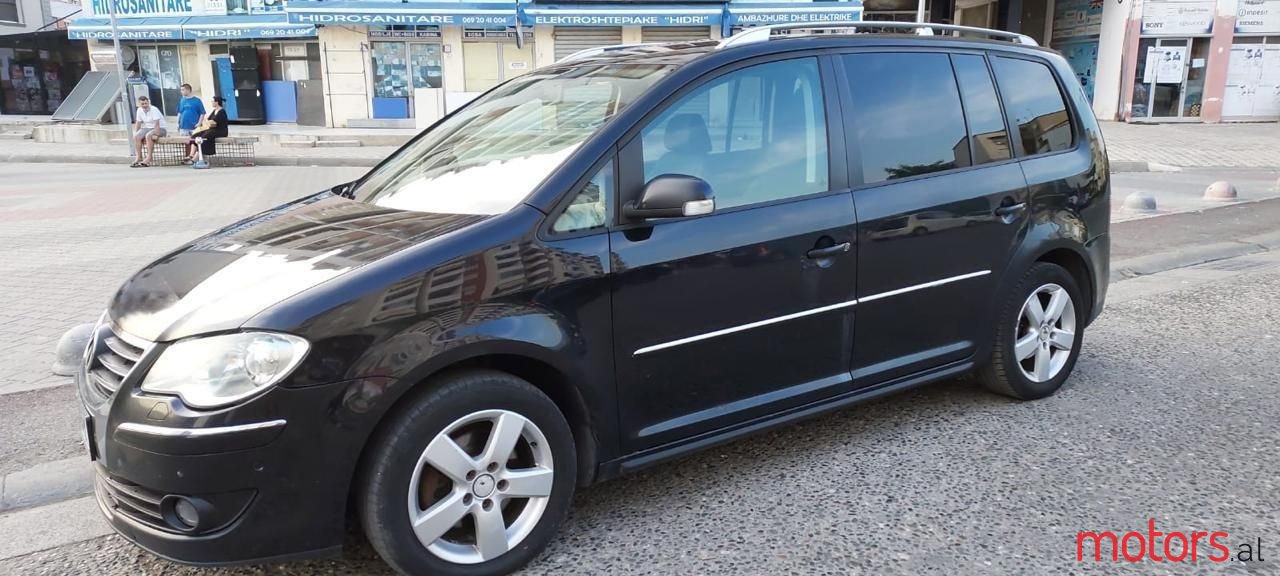 2009' Volkswagen Touran photo #1