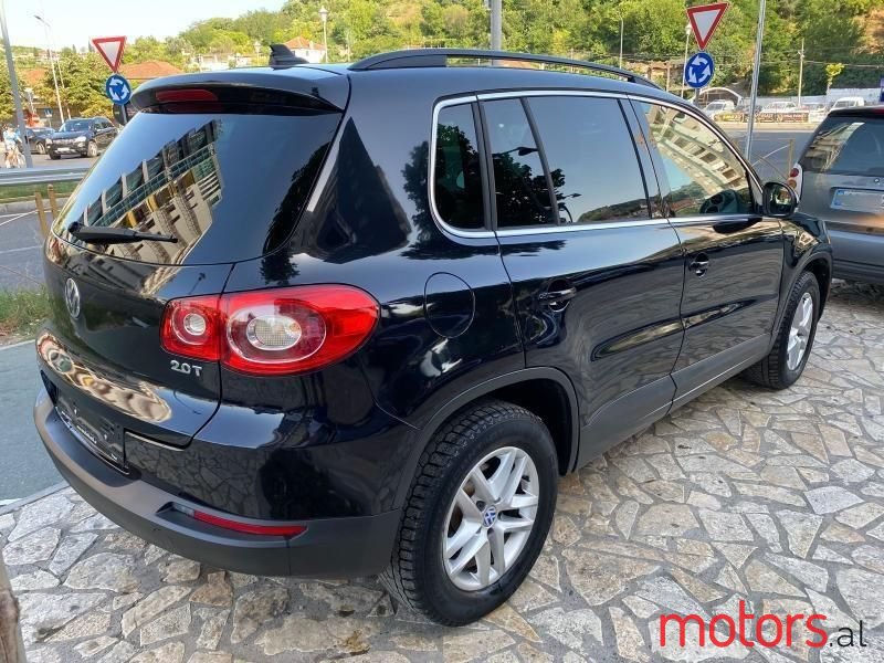 2011' Volkswagen Tiguan photo #4