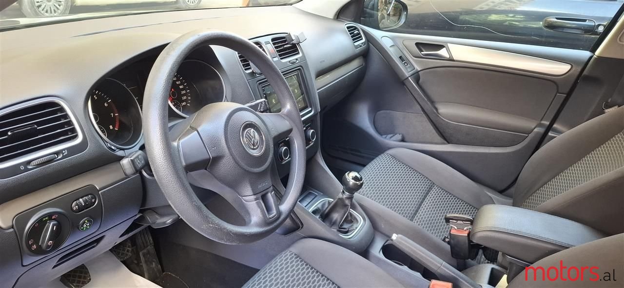 2011' Volkswagen Golf photo #3